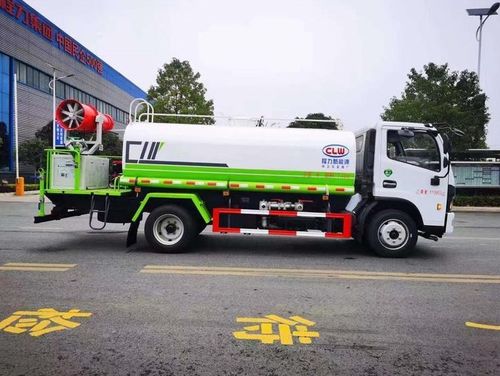 園林綠化與城市清潔的得力助手 國六15方灑水車與肉鉤車的功能與應用