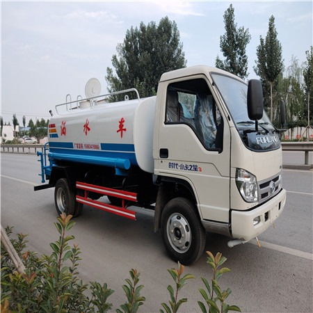 東風噴灑車工作原理詳解 從7方到15噸灑水車及飼料車的多功能應用
