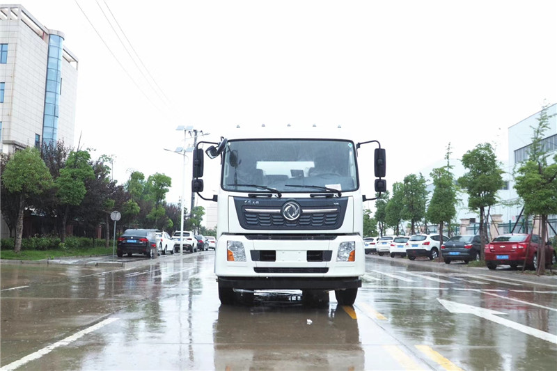 東風天龍后八輪20噸多功能噴霧車 國六標準下的綠化噴灑與飼料運輸專家